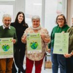 Vendredi 3 avril, en fin de matinée, à Vihiers, dans les locaux du centre socioculturel Le Coin de la Rue. Au premier plan : Michel, représentant les Cols Verts, Anne-Marie, représentante de l’initiative de la friperie, Maryline, représentante du CinéFil et d’Énergie Lys ô Layon. Au deuxième plan : Éloïse et Fanny, du centre socioculturel Le Coin de la Rue, ont présenté les temps forts de la quinzaine de l’environnement. | La Voix Lyssoise - KÉVIN NICOULEAUD.