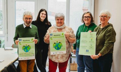 Vendredi 3 avril, en fin de matinée, à Vihiers, dans les locaux du centre socioculturel Le Coin de la Rue. Au premier plan : Michel, représentant les Cols Verts, Anne-Marie, représentante de l’initiative de la friperie, Maryline, représentante du CinéFil et d’Énergie Lys ô Layon. Au deuxième plan : Éloïse et Fanny, du centre socioculturel Le Coin de la Rue, ont présenté les temps forts de la quinzaine de l’environnement. | La Voix Lyssoise - KÉVIN NICOULEAUD.