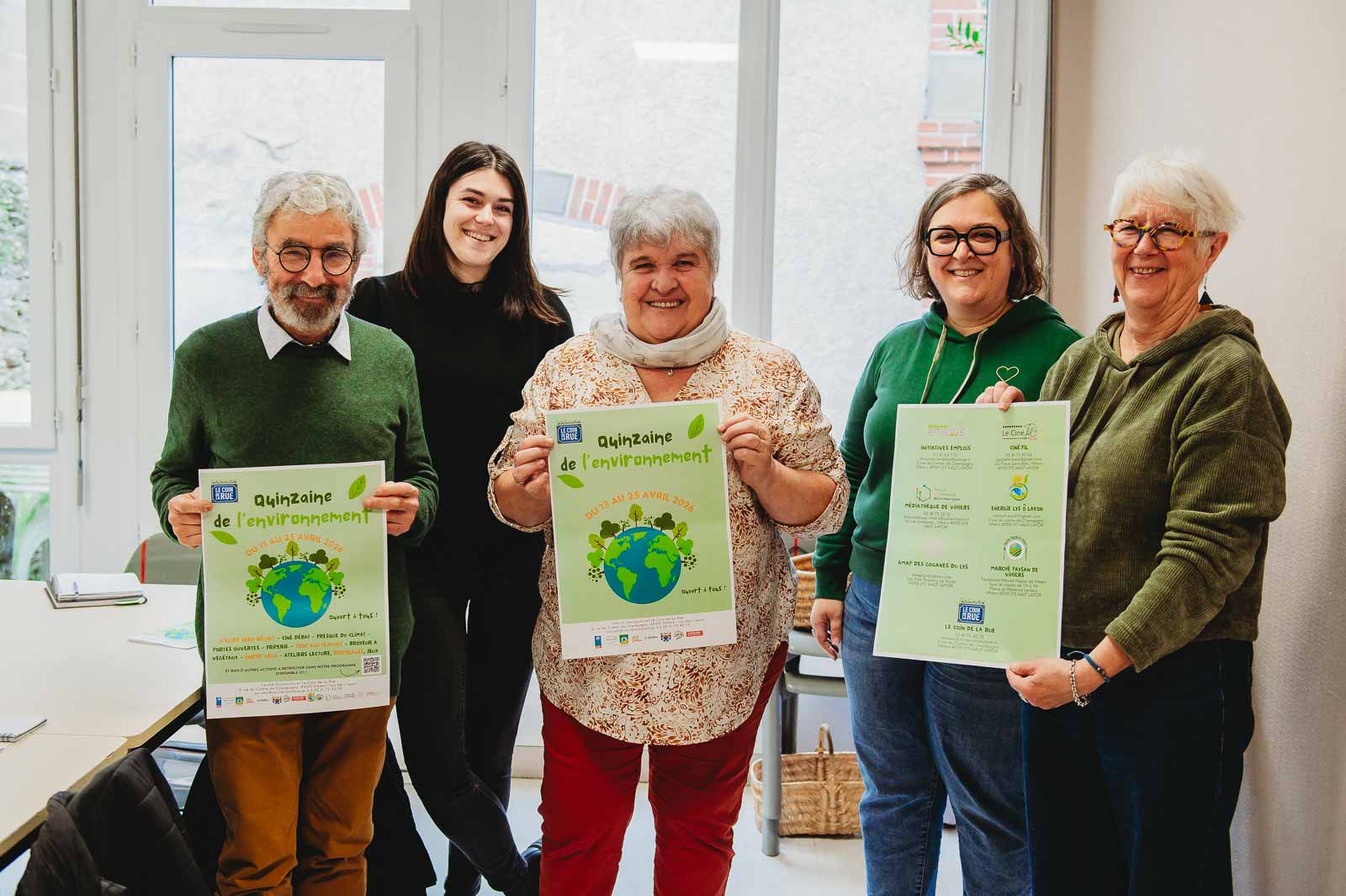 Vendredi 3 avril, en fin de matinée, à Vihiers, dans les locaux du centre socioculturel Le Coin de la Rue. Au premier plan : Michel, représentant les Cols Verts, Anne-Marie, représentante de l’initiative de la friperie, Maryline, représentante du CinéFil et d’Énergie Lys ô Layon. Au deuxième plan : Éloïse et Fanny, du centre socioculturel Le Coin de la Rue, ont présenté les temps forts de la quinzaine de l’environnement. | La Voix Lyssoise - KÉVIN NICOULEAUD.