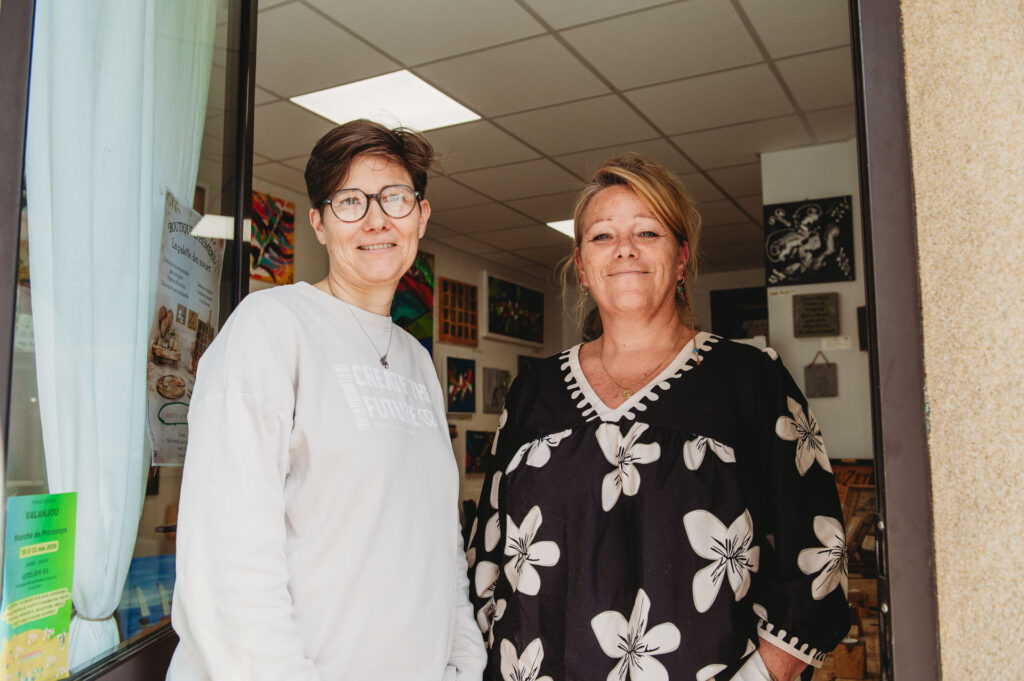 Mardi 28 avril, Séverine et Sandrine dans leur boutique éphémère « Palette des Sœurs », où bois recyclé et peinture se rencontrent. | La Voix Lyssoise - KÉVIN NICOULEAUD