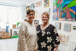 Mardi 28 avril, Séverine et Sandrine dans leur boutique éphémère « Palette des Sœurs », où bois recyclé et peinture se rencontrent. | La Voix Lyssoise - KÉVIN NICOULEAUD