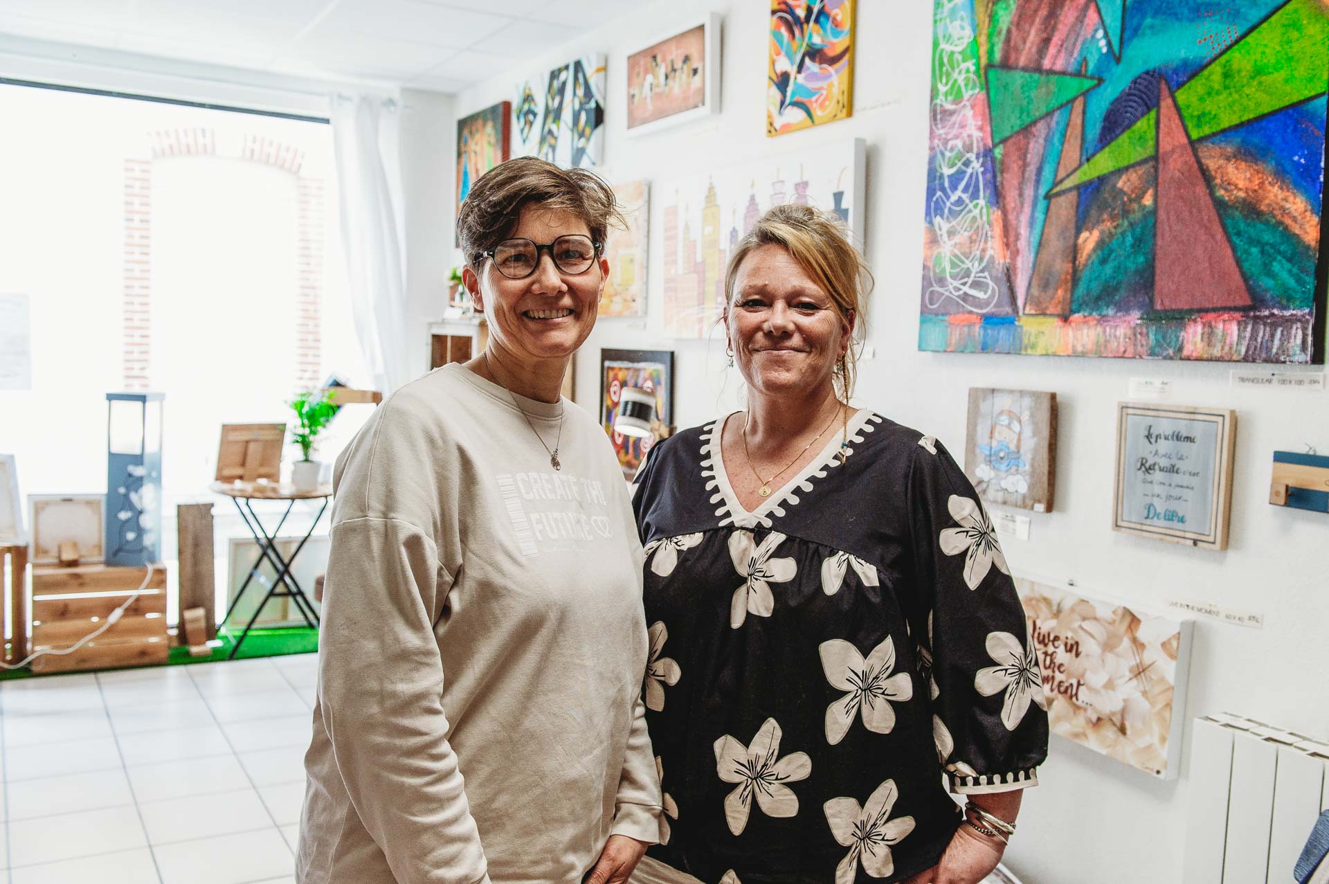 Mardi 28 avril, Séverine et Sandrine dans leur boutique éphémère « Palette des Sœurs », où bois recyclé et peinture se rencontrent. | La Voix Lyssoise - KÉVIN NICOULEAUD
