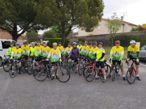 Le groupe des Cyclos du Lys lors de la sortie des 87 km en hommage à Marcel, doyen du club à Vihiers. | Les Cyclos du Lys