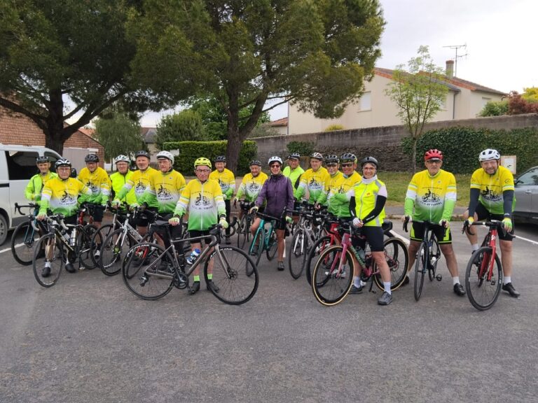 Le groupe des Cyclos du Lys lors de la sortie des 87 km en hommage à Marcel, doyen du club à Vihiers. | Les Cyclos du Lys