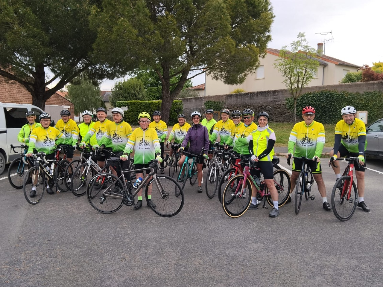 Le groupe des Cyclos du Lys lors de la sortie des 87 km en hommage à Marcel, doyen du club à Vihiers. | Les Cyclos du Lys