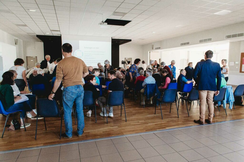 Temps d’échange en tables rondes mardi 28 avril, lors de la réunion publique consacrée au bilan du diagnostic PréSA à la salle des loisirs Leclerc à Vihiers. | La Voix Lyssoise - KÉVIN NICOULEAUD.