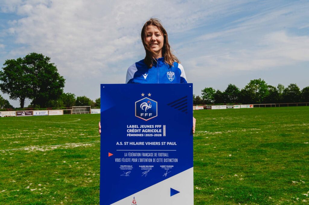 Mardi 28 avril, Camille Gervais, éducatrice et responsable du pôle féminin au club AS Saint-Hilaire-Vihiers-Saint-Paul, récompensé avec un label argent. | La Voix Lyssoise - KÉVIN NICOULEAUD