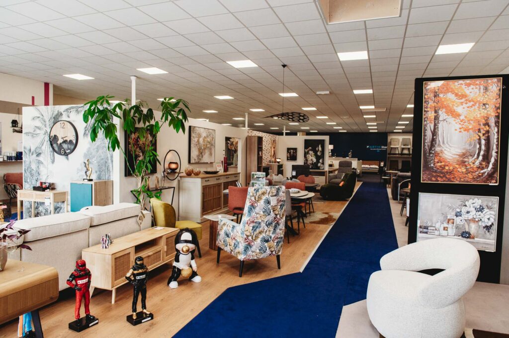 Le magasin Maison Martin, installé dans la zone des Courtils à Vihiers, propose une large gamme de mobilier avec un accompagnement personnalisé. | La Voix Lyssoise - KÉVIN NICOULEAUD