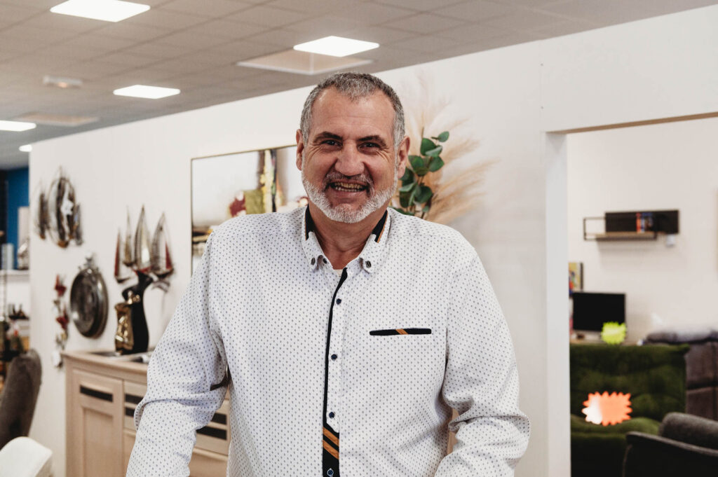 Jean-Daniel MARTIN gérant du magasin Maison Martin, installé dans la zone des Courtils à Vihiers, propose une large gamme de mobilier avec un accompagnement personnalisé. | La Voix Lyssoise - KÉVIN NICOULEAUD