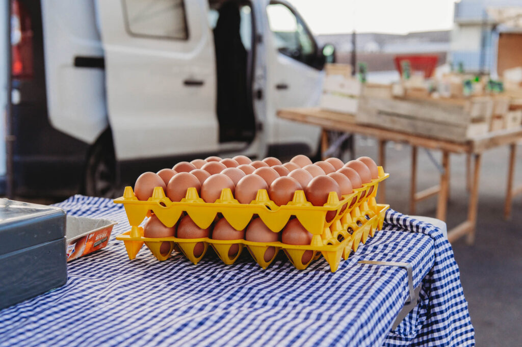 Œufs proposés par Émilie et Thibaut, producteurs de volailles, sur le marché paysan de Vihiers. | La Voix Lyssoise - KÉVIN NICOULEAUD