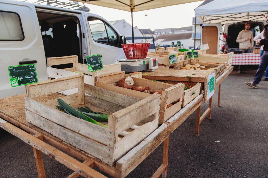 Stand de légumes locaux d'Olivier, cultivés à proximité de Vihiers, sur le marché paysan du mardi soir. | La Voix Lyssoise - KÉVIN NICOULEAUD