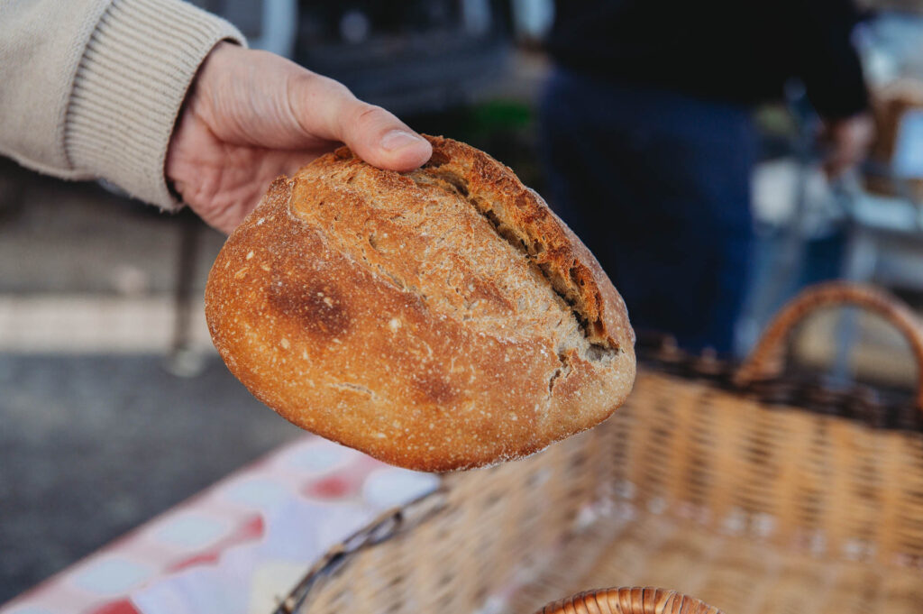 Pain cuit au feu de bois, issu d’une production paysanne locale, proposé sur le marché de Vihiers. | La Voix Lyssoise - KÉVIN NICOULEAUD
