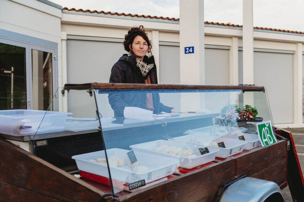 Laura, productrice de fromages de chèvre bio, présente sur le marché paysan de Vihiers. | La Voix Lyssoise - KÉVIN NICOULEAUD