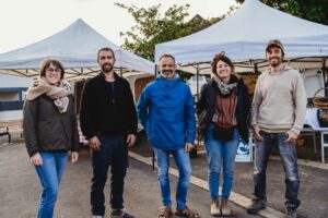 Des producteurs locaux réunis sur le marché paysan de Vihiers, chaque mardi soir, pour proposer leurs produits en circuit court. | La Voix Lyssoise - KÉVIN NICOULEAUD