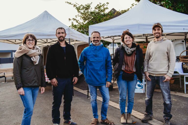 Des producteurs locaux réunis sur le marché paysan de Vihiers, chaque mardi soir, pour proposer leurs produits en circuit court. | La Voix Lyssoise - KÉVIN NICOULEAUD