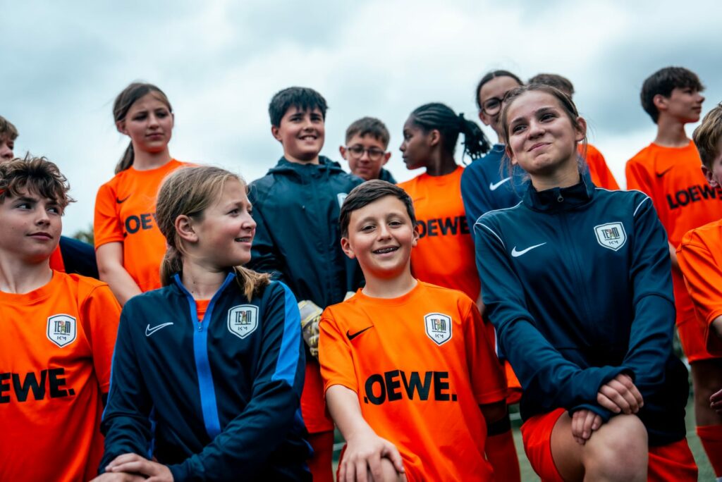 Les jeunes du club AS Saint-Hilaire-Vihiers-Saint-Paul lors du stage Mbappé, entre football, découvertes et activités éducatives. | AS Saint-Hilaire-Vihiers-Saint-Paul