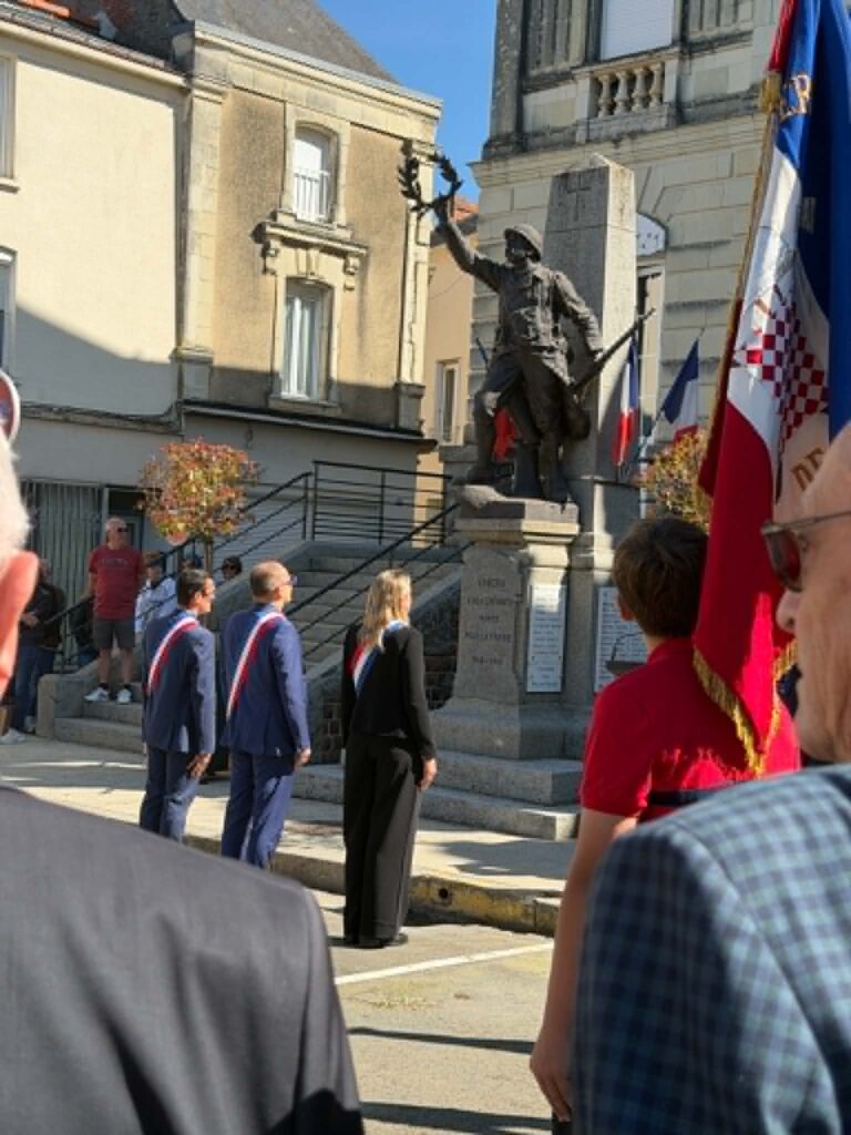 La députée Laetitia Saint-Paul entourée des élus du territoire lors de la cérémonie commémorative du 8 Mai à Vihiers aux côtés notamment des collégiens de la Classe Défense. | Laetitia Saint-Paul