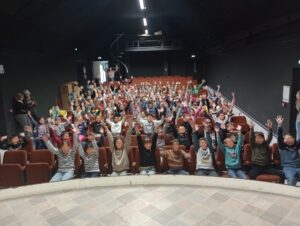 Lundi 11 mai, les élèves participant au Prix des Incorruptibles au Théâtre Saint-Charles à Nueil-sur-Layon | Bibliothèques de Lys-Haut-Layon