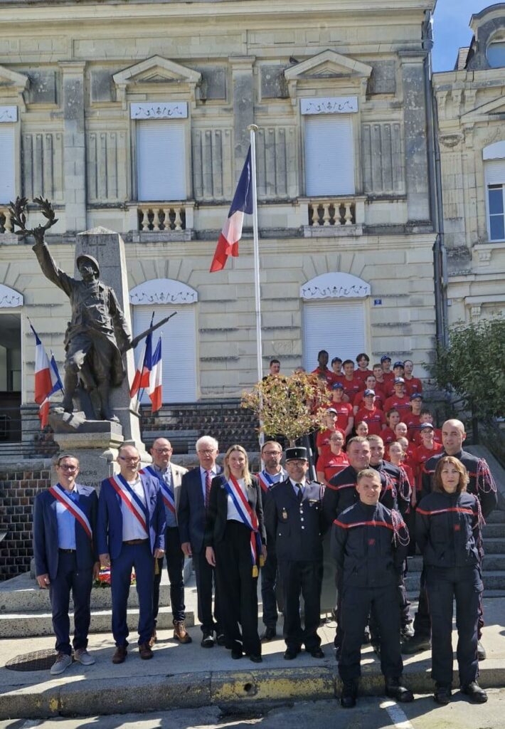 La députée Laetitia Saint-Paul entourée des élus du territoire lors de la cérémonie commémorative du 8 Mai à Vihiers aux côtés notamment des collégiens de la Classe Défense. | Laetitia Saint-Paul