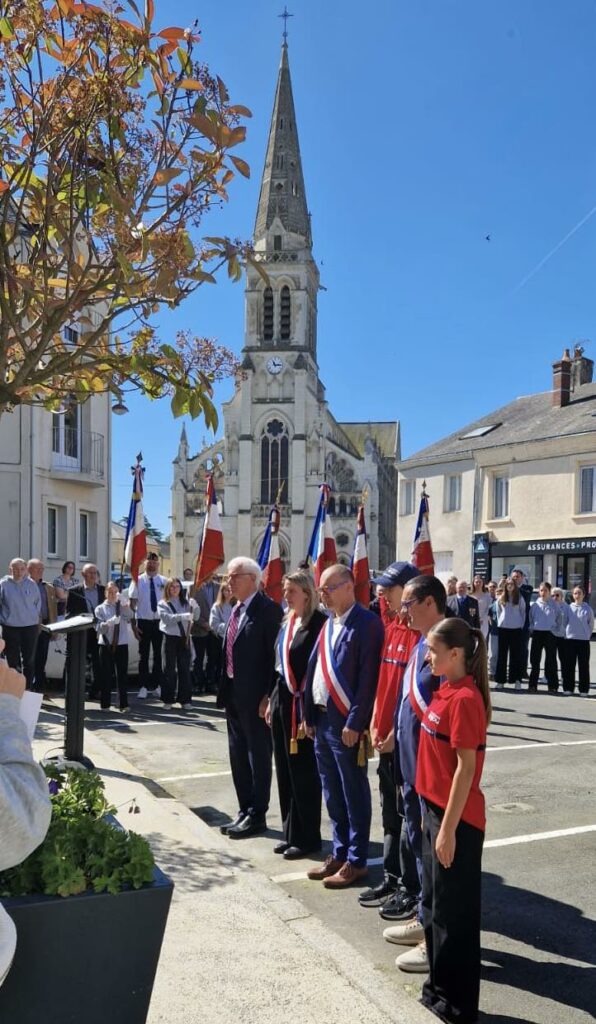 La députée Laetitia Saint-Paul entourée des élus du territoire lors de la cérémonie commémorative du 8 Mai à Vihiers aux côtés notamment des collégiens de la Classe Défense. | Laetitia Saint-Paul