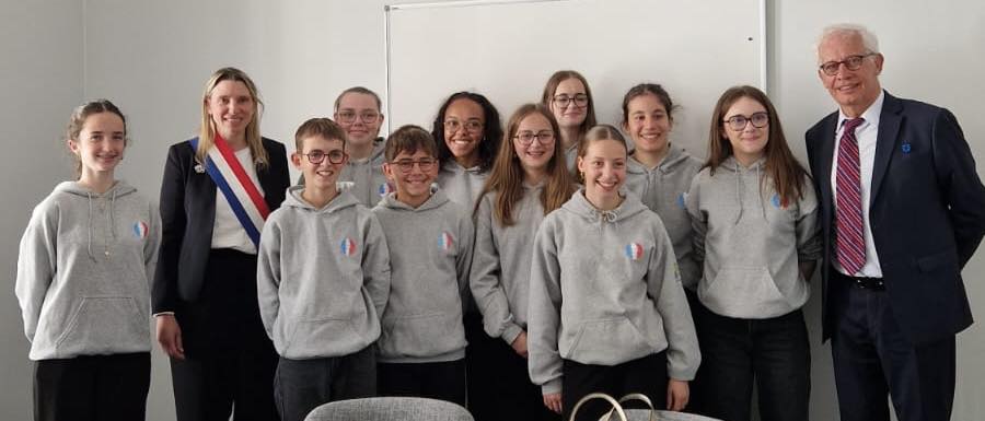 La députée Laetitia Saint-Paul et Philippe Algoët aux côtés des collégiens de la Classe Défense de Vihiers, vendredi 8 mai. | Laetitia Saint-Paul