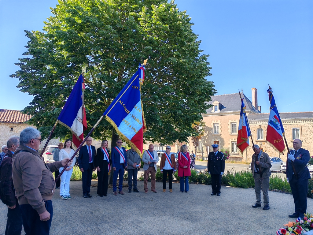 La députée Laetitia Saint-Paul entourée des élus du territoire lors de la cérémonie commémorative du 8 Mai à Tigné. | Mairie déléguée de Tigné