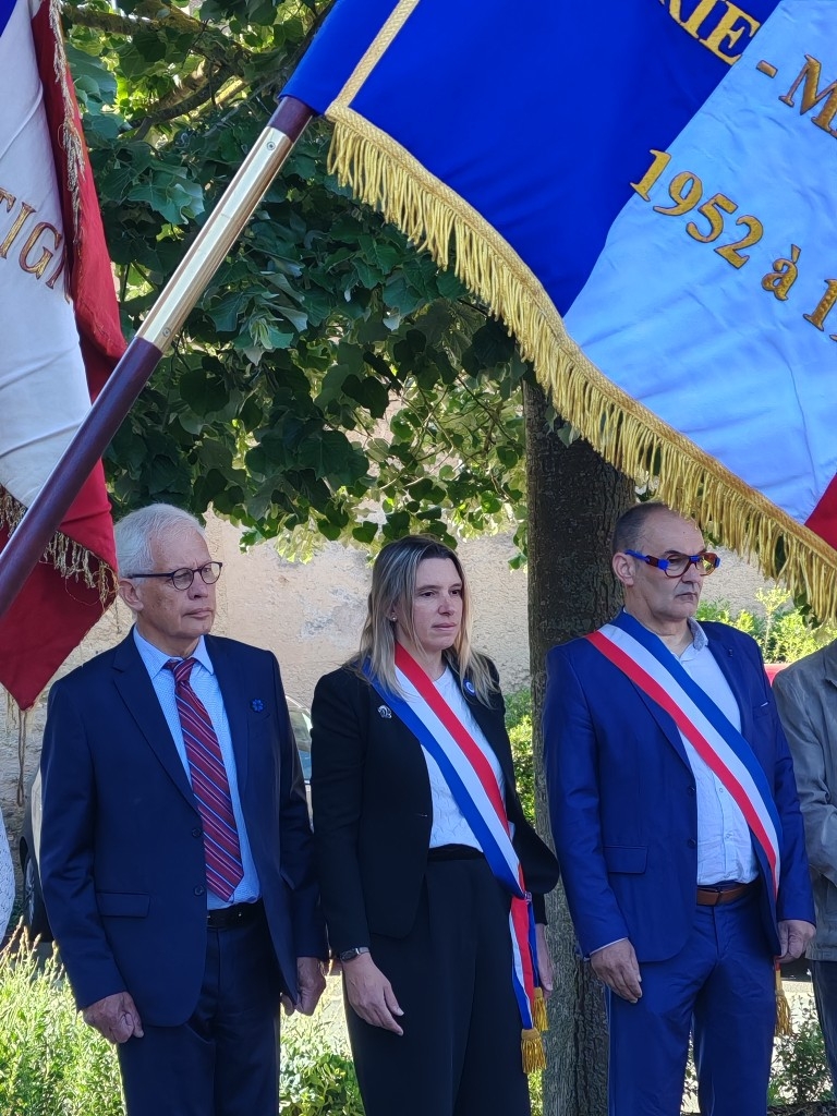 La députée Laetitia Saint-Paul entourée des élus du territoire lors de la cérémonie commémorative du 8 Mai à Tigné. | Mairie déléguée de Tigné