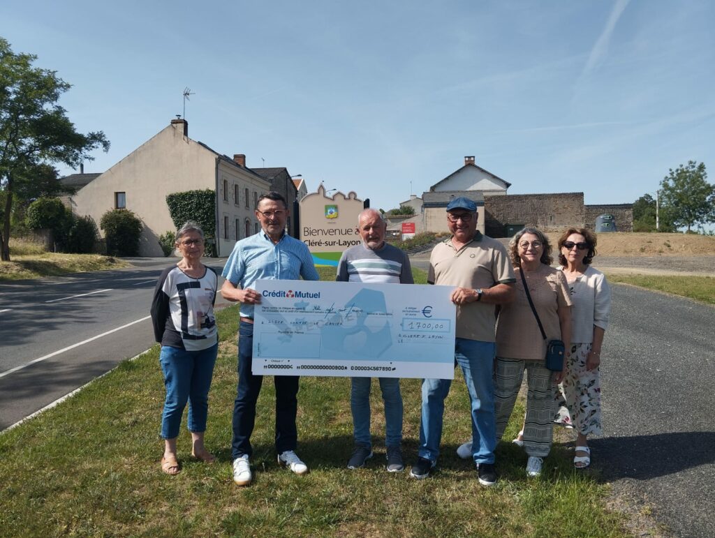 Les représentants du club rayon de soleil de Cléré-sur-Layon , en présence du Maire Serge Léfèvre et la Ligue contre le cancer réunis vendredi 22 mai à Cléré-sur-Layon | La Voix Lyssoise - KÉVIN NICOULEAUD