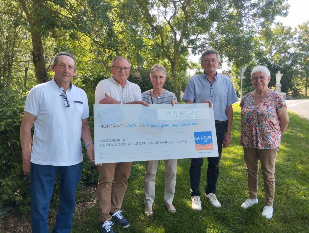 Les représentants du club L’Âge Heureux de Montilliers , en présence de Philippe Bernard, maire de Montilliers et la Ligue contre le cancer réunis vendredi 22 mai à Cléré-sur-Layon | La Voix Lyssoise - KÉVIN NICOULEAUD