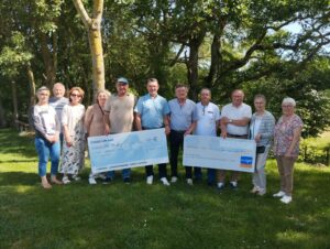 Les représentants des associations, des municipalités et de la Ligue contre le cancer réunis lors de la remise des chèques à la mairie de Cléré-sur-Layon. | La Voix Lyssoise - KÉVIN NICOULEAUD