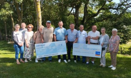 Les représentants des associations, des municipalités et de la Ligue contre le cancer réunis lors de la remise des chèques à la mairie de Cléré-sur-Layon. | La Voix Lyssoise - KÉVIN NICOULEAUD