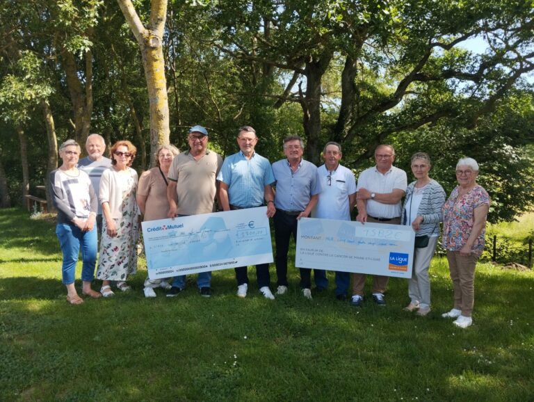 Les représentants des associations, des municipalités et de la Ligue contre le cancer réunis lors de la remise des chèques à la mairie de Cléré-sur-Layon. | La Voix Lyssoise - KÉVIN NICOULEAUD