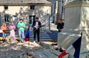 Les élèves de l’École Saint-Francaire lors de la lecture des textes du 8 mai à Cléré-sur-Layon, en présence du maire Serge Lefèvre. | Facebook: École Saint-Francaire