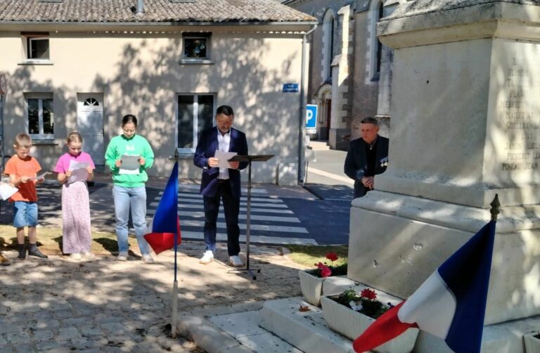 Les élèves de l’École Saint-Francaire lors de la lecture des textes du 8 mai à Cléré-sur-Layon, en présence du maire Serge Lefèvre. | Facebook: École Saint-Francaire