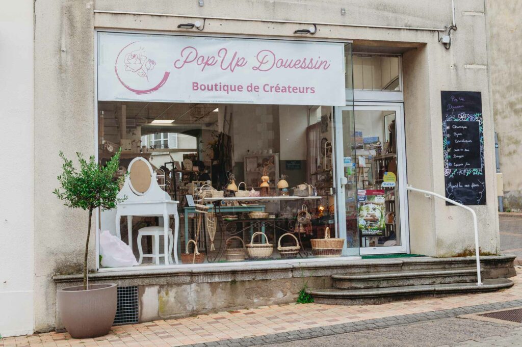 PopUp Douessin, une boutique de 31 créateurs située au 19 place Jean Bégault à Doué-la-Fontaine | La Voix Lyssoise - KÉVIN NICOULEAUD