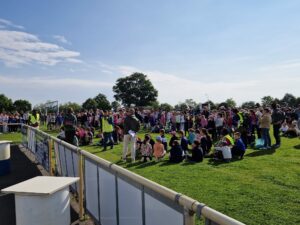 Les enfants réunis au stade du Domino lors de la journée “Foot à l’école” organisée par l’AS Saint-Hilaire Vihiers Saint-Paul. | Photo : AS Saint-Hilaire Vihiers Saint-Paul