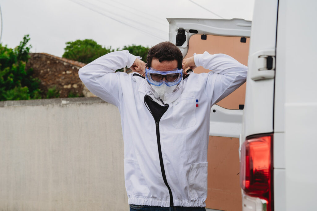 Clément Diaz Penent, Chasseur de Frelons en préparation avant une intervention sur un nid primaire de frelon sur le secteur de Lys-Haut-Layon. | La Voix Lyssoise - KÉVIN NICOULEAUD