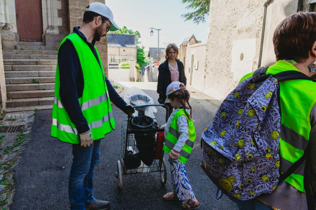 Les élèves accompagnés des bénévoles des Cols Vert ont participé au nettoyage de la rue située derrière l’église de Nueil-sur-Layon lors de cette matinée de sensibilisation. | La Voix Lyssoise - KÉVIN NICOULEAUD