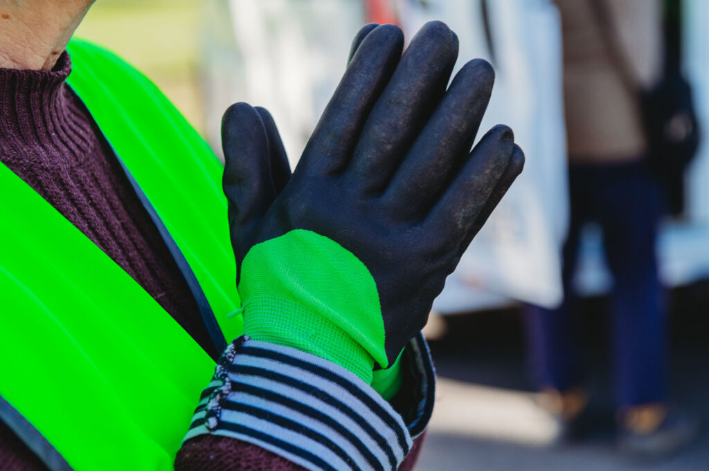 Jeudi 21 mai, une dizaine de bénévoles des Cols Vert ont accompagné les élèves dans les rues de Nueil-sur-Layon lors de cette opération de sensibilisation à l’environnement. | La Voix Lyssoise - KÉVIN NICOULEAUD
