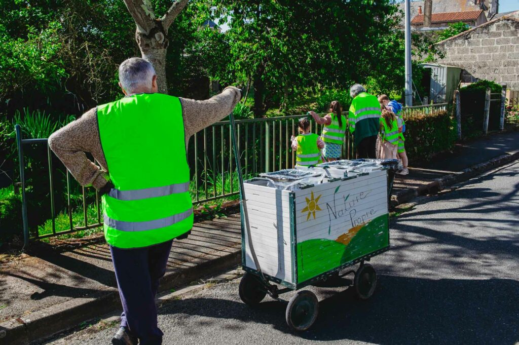 Les élèves de l’école Jean de la Fontaine et les bénévoles des Cols Vert ont parcouru les rues vers l’Ehpad afin de ramasser les déchets et sensibiliser à la protection de l’environnement. | La Voix Lyssoise - KÉVIN NICOULEAUD