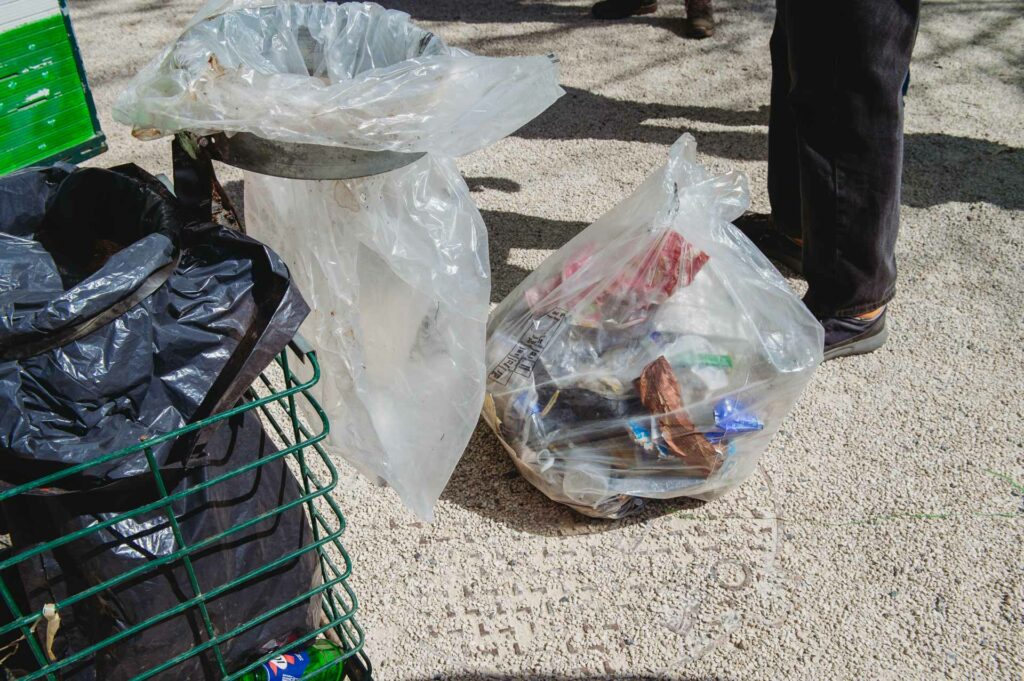 Environ un kilo de déchets a été collecté durant cette matinée organisée avec l’école Jean de la Fontaine. | La Voix Lyssoise - KÉVIN NICOULEAUD