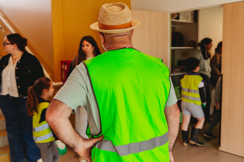 Jeudi 21 mai, les bénévoles des Cols Vert ont accompagné les élèves dans les rues de Nueil-sur-Layon lors de cette opération de sensibilisation à l’environnement. | La Voix Lyssoise - KÉVIN NICOULEAUD