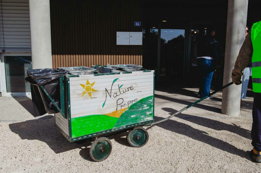 Le chariot utilisé par les bénévoles et les élèves a permis de transporter les sacs de déchets récoltés durant la matinée de nettoyage dans les rues de Nueil-sur-Layon. | La Voix Lyssoise - KÉVIN NICOULEAUD