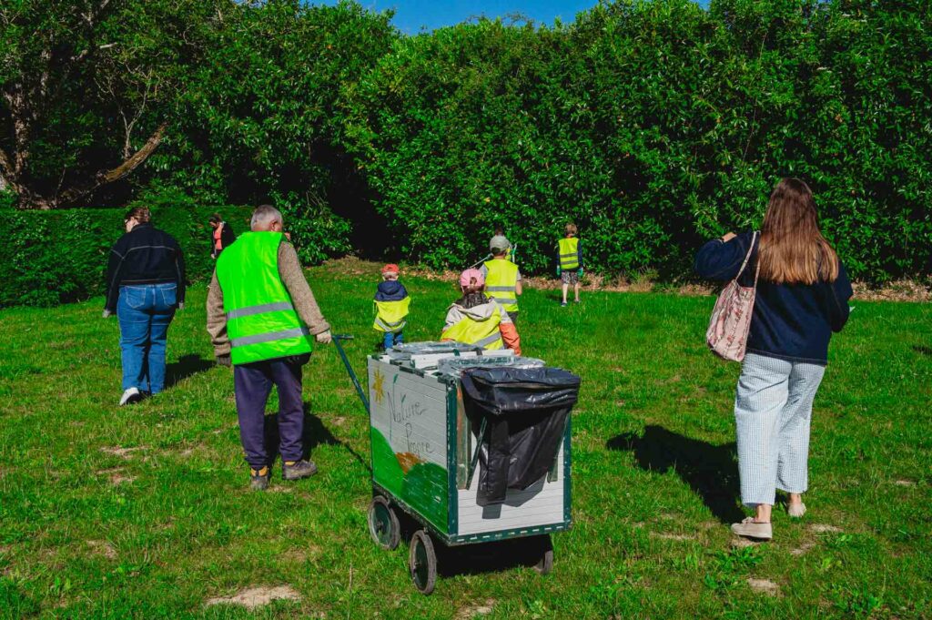 Les élèves étaient équipés de gants, pinces et gilets jaunes pour participer au ramassage des déchets en toute sécurité. | La Voix Lyssoise - KÉVIN NICOULEAUD