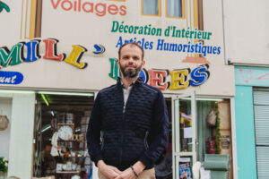Aurélien Bien devant son magasin Mill’ Idées à Vihiers, qu’il a repris récemment. | La Voix Lyssoise - KÉVIN NICOULEAUD