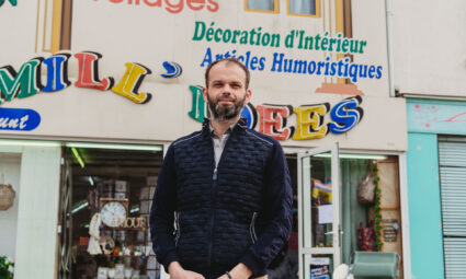Aurélien Bien devant son magasin Mill’ Idées à Vihiers, qu’il a repris récemment. | La Voix Lyssoise - KÉVIN NICOULEAUD