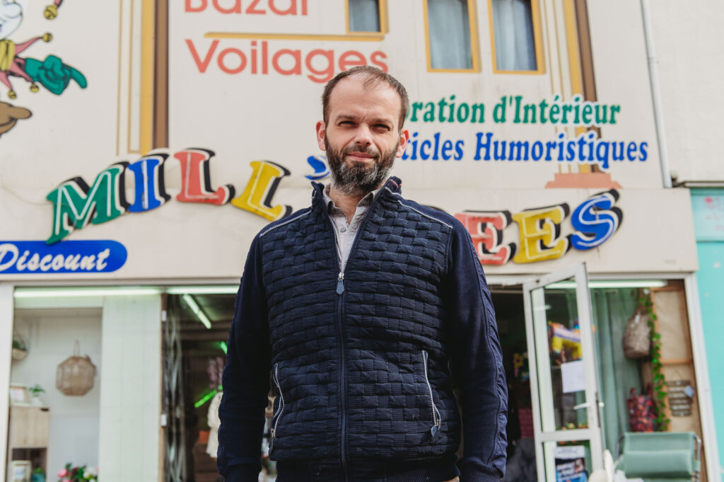 Aurélien Bien devant son magasin Mill’ Idées à Vihiers, qu’il a repris récemment. | La Voix Lyssoise - KÉVIN NICOULEAUD