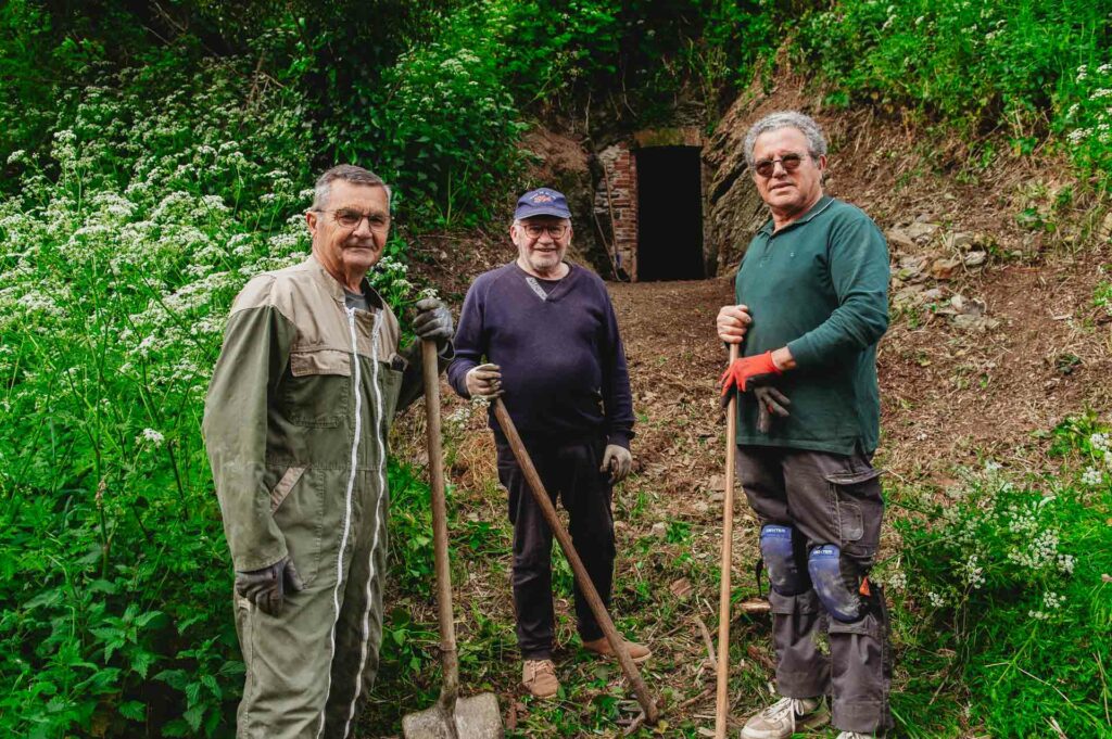 Mardi 28 avril, au Château de Maupassant à Vihiers, à l'exterieur des passionnés d’histoire travaillent côte à côte, au nettoyage et la restauration du site. | La Voix Lyssoise - KÉVIN NICOULEAUD