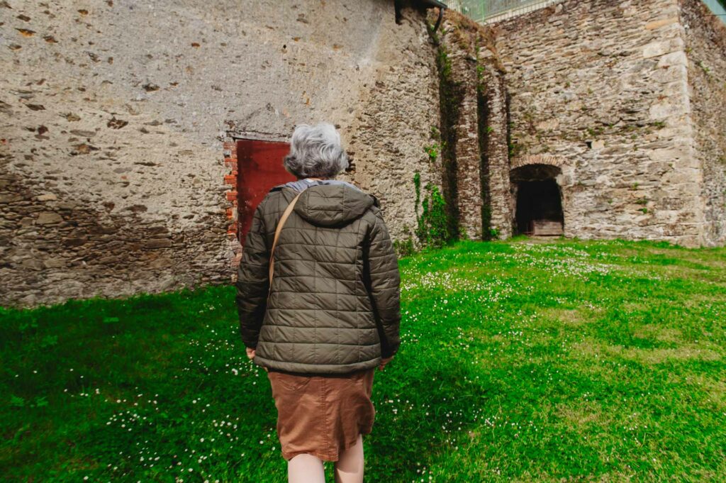 Mardi 28 avril, Annie Baumard, présidente de l’association Vihiers Patrimoine, au Château de Maupassant à Vihiers. | La Voix Lyssoise - KÉVIN NICOULEAUD