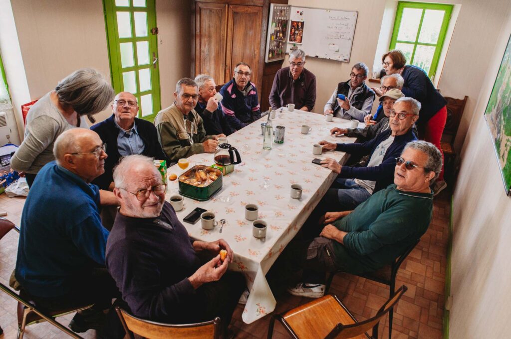 Mardi 28 avril, les membres de l’association Vihiers Patrimoine lors d'un moment de convivialité au Château de Maupassant à Vihiers. | La Voix Lyssoise - KÉVIN NICOULEAUD